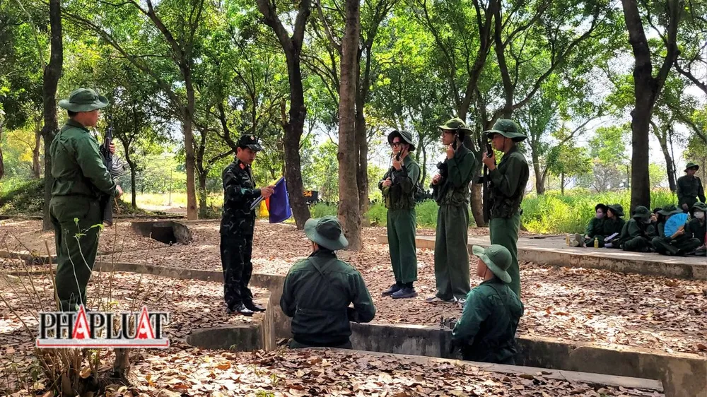 Giảng viên Trung tá Phan Công Long đang hướng dẫn sinh viên trong giờ học chiến thuật “Từng người trong chiến đấu phòng ngự”. Ảnh: Kha Nhiên Giảng viên Trung tá Phan Công Long đang hướng dẫn sinh viên trong giờ học chiến thuật “Từng người trong chiến đấu phòng ngự”. Ảnh: Kha Nhiên