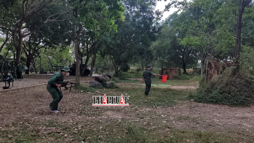 Giảng viên Trung tá Nguyễn Đức Hiệp đang hướng dẫn sinh viên trong giờ học chiến thuật “Từng người trong chiến đấu tiến công”. Ảnh: Kha Nhiên Giảng viên Trung tá Nguyễn Đức Hiệp đang hướng dẫn sinh viên trong giờ học chiến thuật “Từng người trong chiến đấu tiến công”. Ảnh: Kha Nhiên