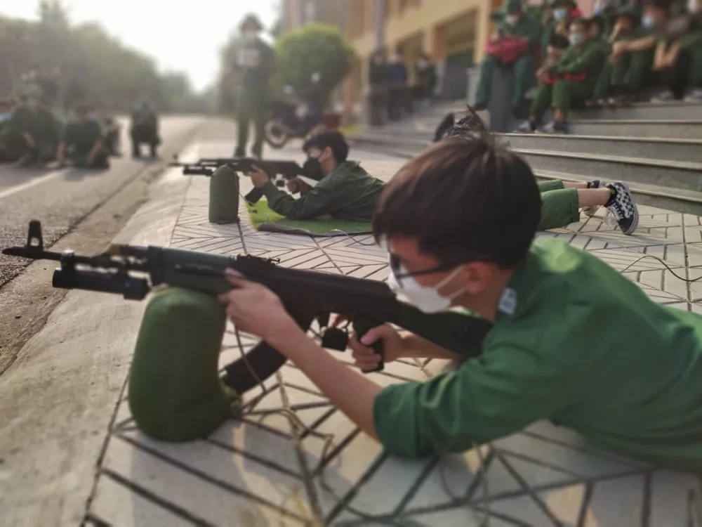 Sinh viên tập bắn trên máy bắn tập MBT-03. Ảnh: Hoàng Quanh Sinh viên tập bắn trên máy bắn tập MBT-03. Ảnh: Hoàng Quanh