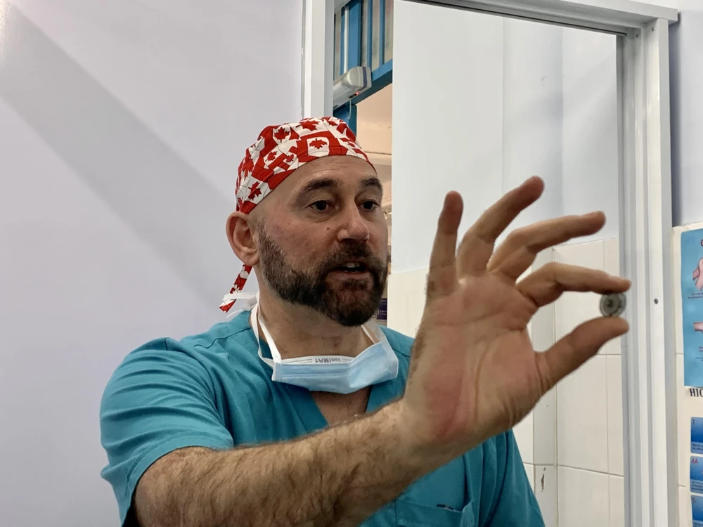 Ông Steven Pimento, quản lý toàn cầu công ty công ty Lifetech chuyên sản xuất dụng cụ bít lỗ thông liên thất bày tỏ vui mừng khi hợp tác nghiên cứu với bác sĩ nổi tiếng Đỗ Nguyên Tín.