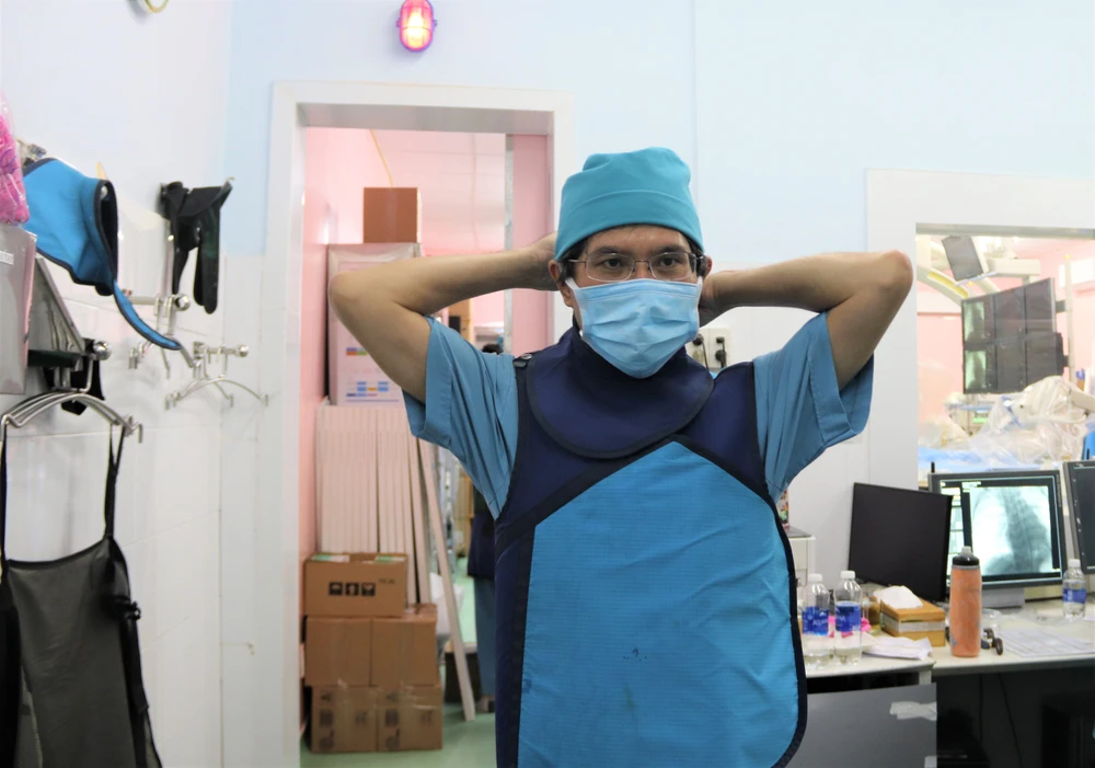 Bộ đồ bảo hộ nặng hơn 5 kg mỗi lần vào phòng can thiệp tim mạch BS Tín phải mặc.