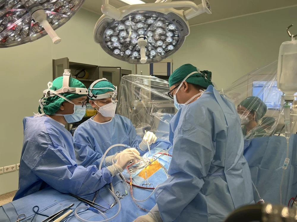 Bác sĩ Nguyễn Kinh Bang và ê kip trong một cuộc phẫu thuật tim ít xâm lấn.