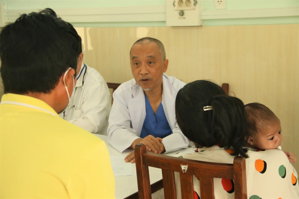 BS Nguyễn Minh Trí Viên đang tư vấn hội chẩn cho một cặp vợ chồng có con bị mắc bệnh tim bẩm sinh. Ảnh: THẢO PHƯƠNG