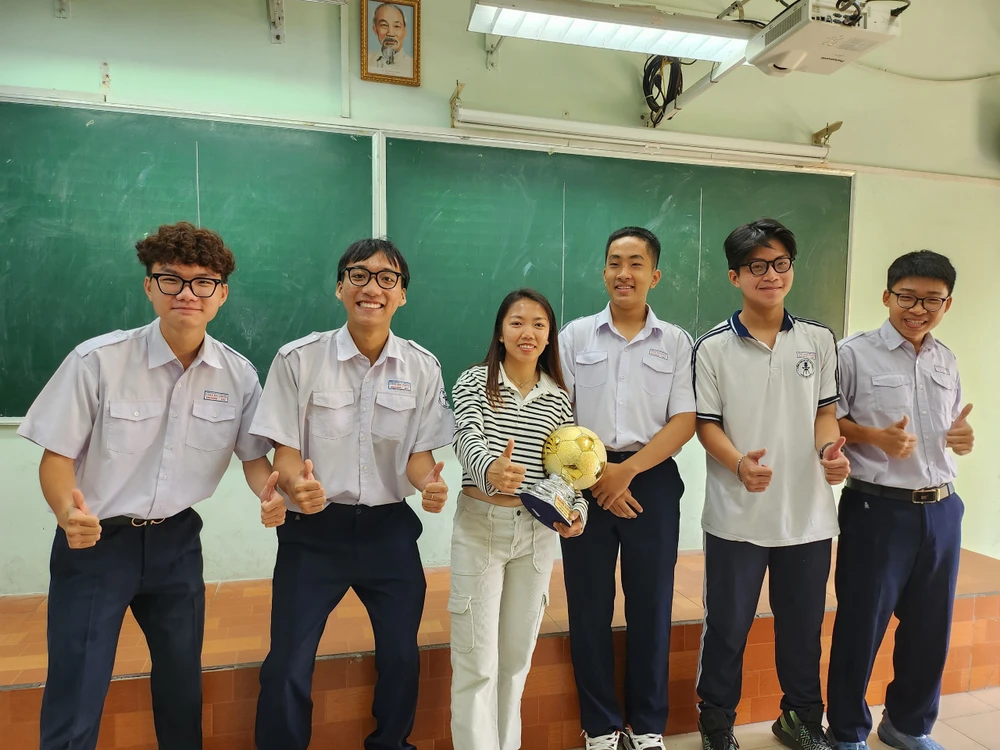 Huỳnh Như đến các lớp học chụp ảnh lưu niệm với học sinh