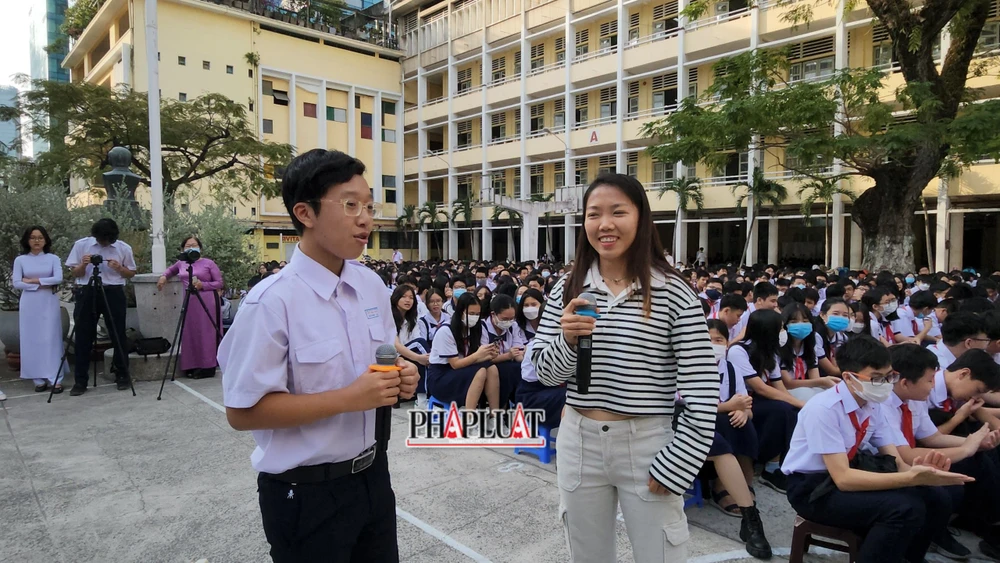 Huỳnh Như giao lưu với học sinh