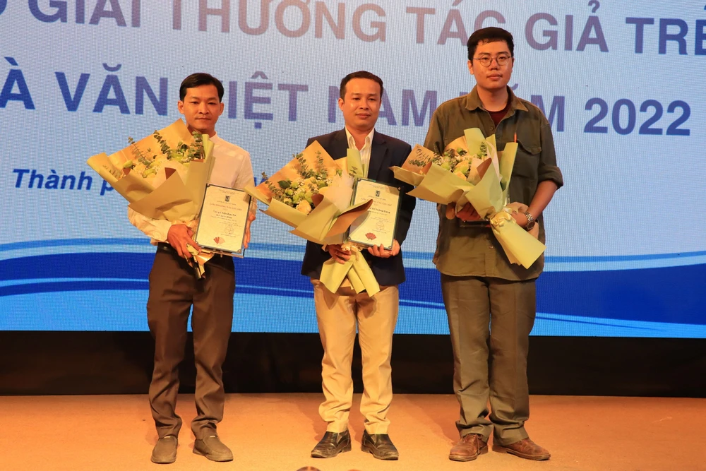 Từ trái qua: Nhà thơ Trần Đức Tín, nhà văn Lê Vũ Trường Giang và nhà thơ Vĩ Hạ