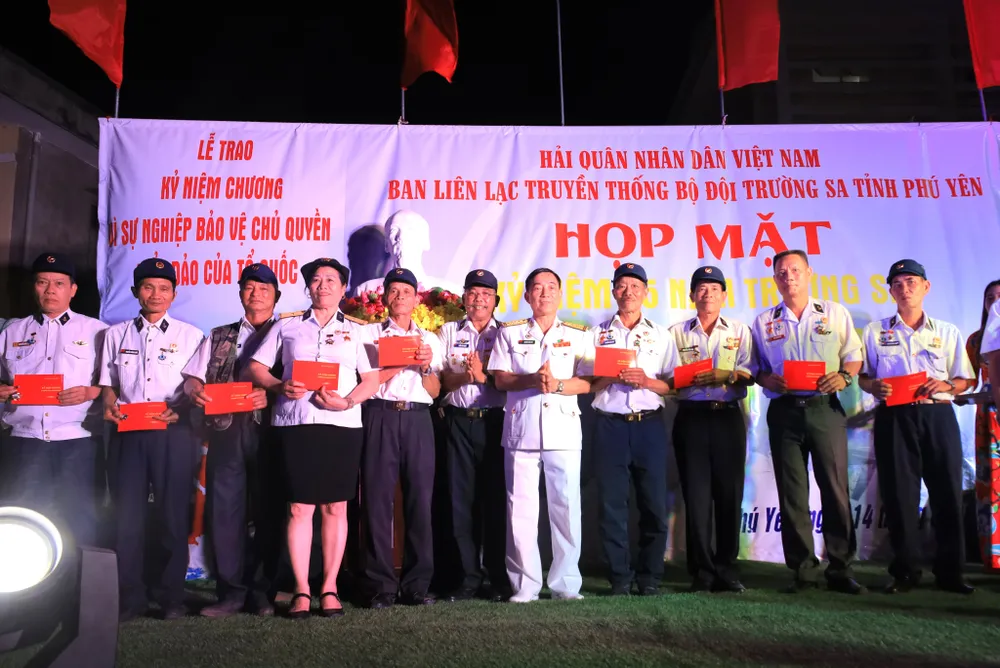 Trao kỷ niệm chương vì sự nghiệp bảo vệ chủ quyền biển đảo cho 27 hội viên Trao kỷ niệm chương vì sự nghiệp bảo vệ chủ quyền biển đảo cho 27 hội viên