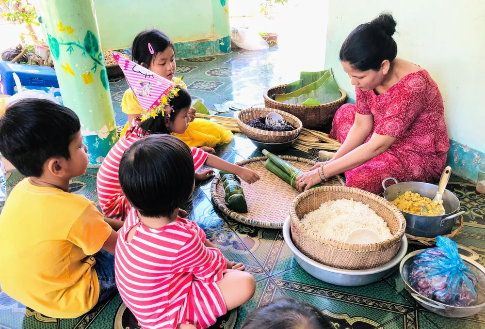 Các gia đình nhộn nhịp làm bánh truyền thống.