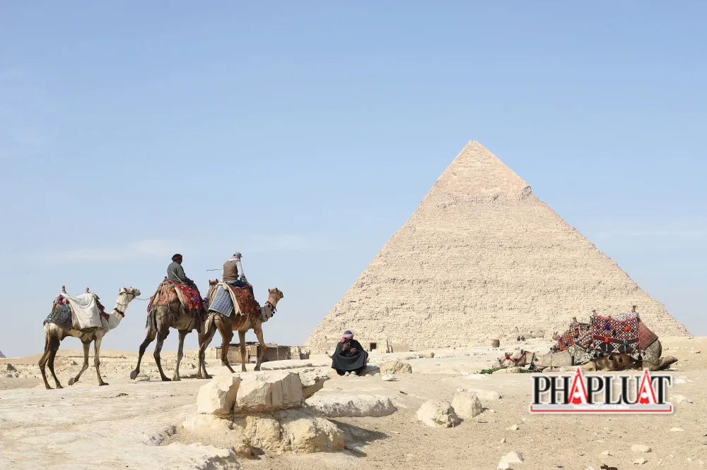 Cưỡi lạc đà quanh kim tự tháp Cưỡi lạc đà quanh kim tự tháp