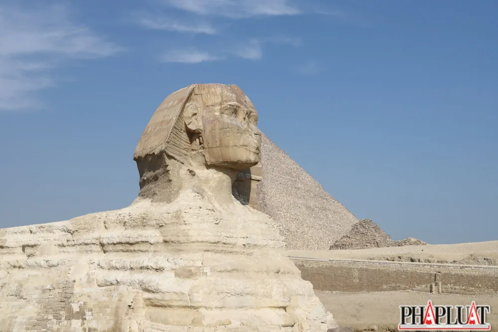 Chạm mặt tượng nhân sư Chạm mặt tượng nhân sư