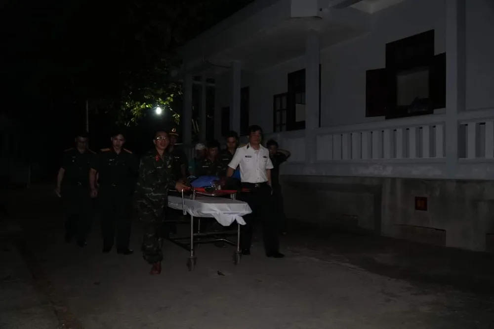 Bệnh nhân nhanh chóng được đưa từ huyện đảo Trường Sa lên máy bay về đất liền