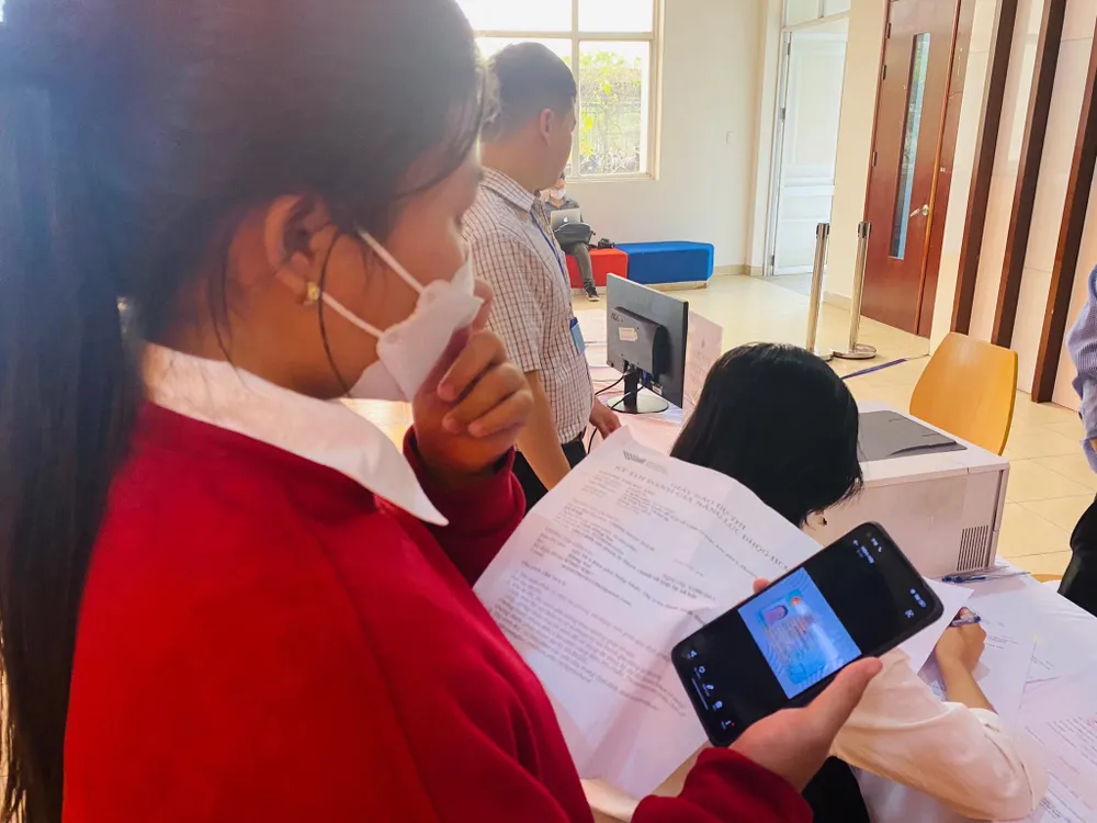 D. bất ngờ vì mình quên mang theo giấy tờ tùy thân nên không được dự thi. D. bất ngờ vì mình quên mang theo giấy tờ tùy thân nên không được dự thi.