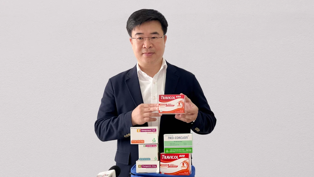 Ông Hà Ngọc Sơn, Chủ tịch HĐQT Tập đoàn AIKYA, Tổng Giám đốc Công ty Cổ phần Dược phẩm TV.Pharm giới thiệu bộ sản phẩm thuốc thiết yếu dành cho ngư dân. Ảnh: TT