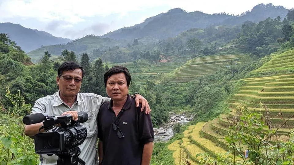 Nhà văn/Đạo diễn Võ Đắc Danh và nhà quay phim Lê Quang Tuấn tại Tây Bắc năm 2019 Nhà văn/Đạo diễn Võ Đắc Danh và nhà quay phim Lê Quang Tuấn tại Tây Bắc năm 2019