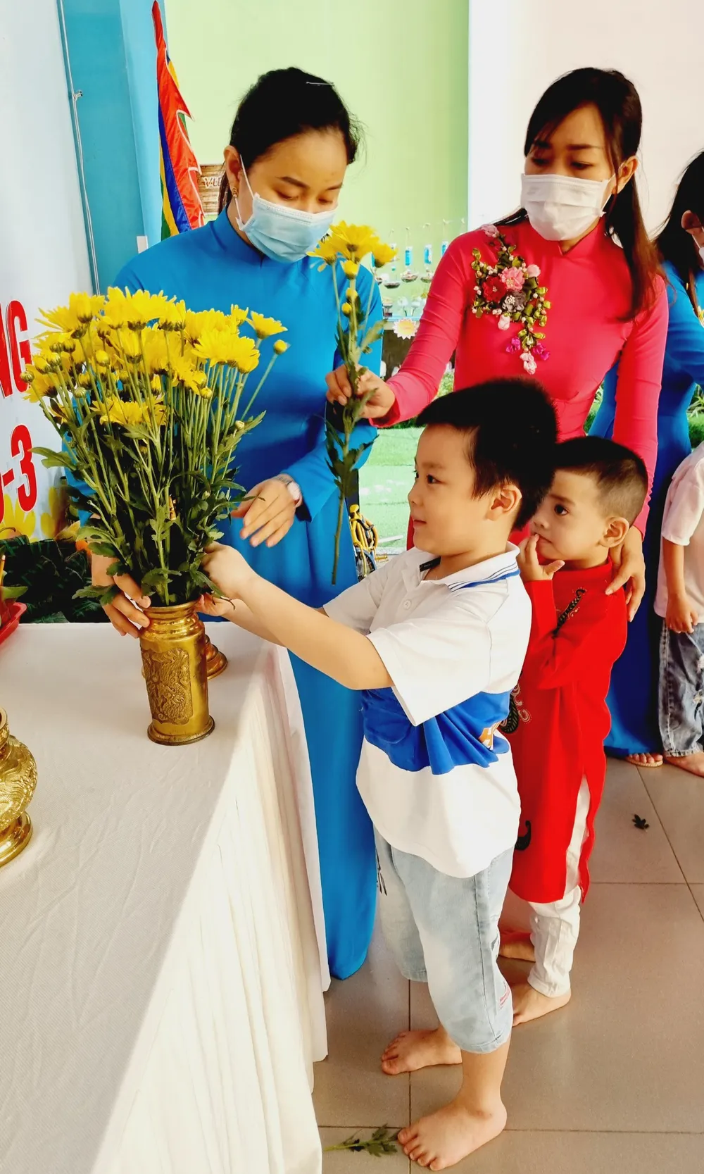 Thực hiện nghi thức dâng hoa tưởng nhớ các vua Hùng