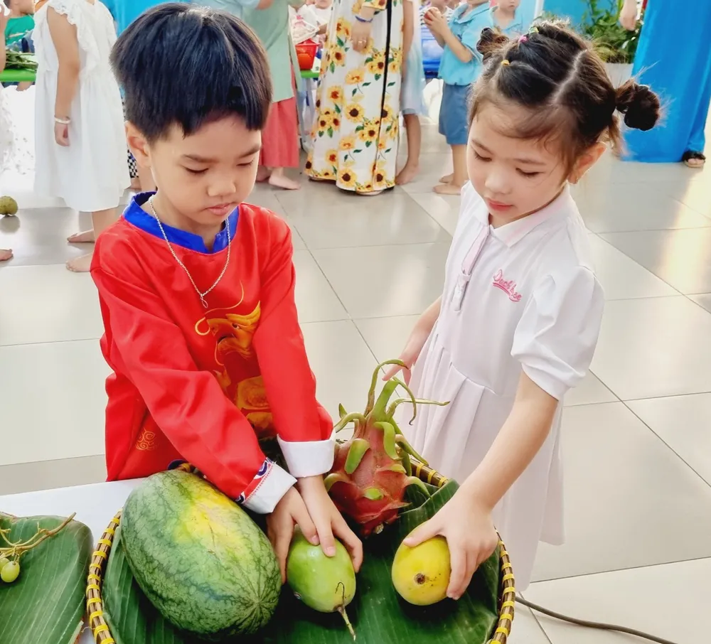 Các bé tự tay chưng mâm ngũ quả