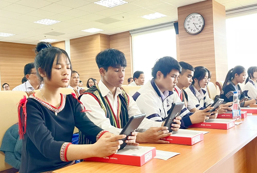 Học sinh Kon Tum tiếp nhận MTB