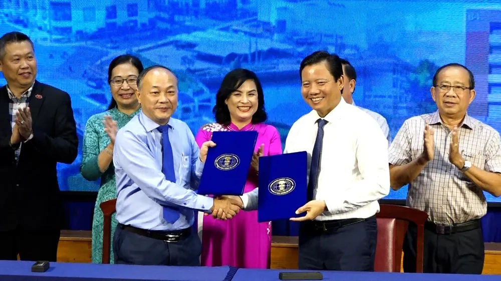 Đại diện hai bên ký kết thỏa thuận hợp tác. Ảnh: MS Đại diện hai bên ký kết thỏa thuận hợp tác. Ảnh: MS