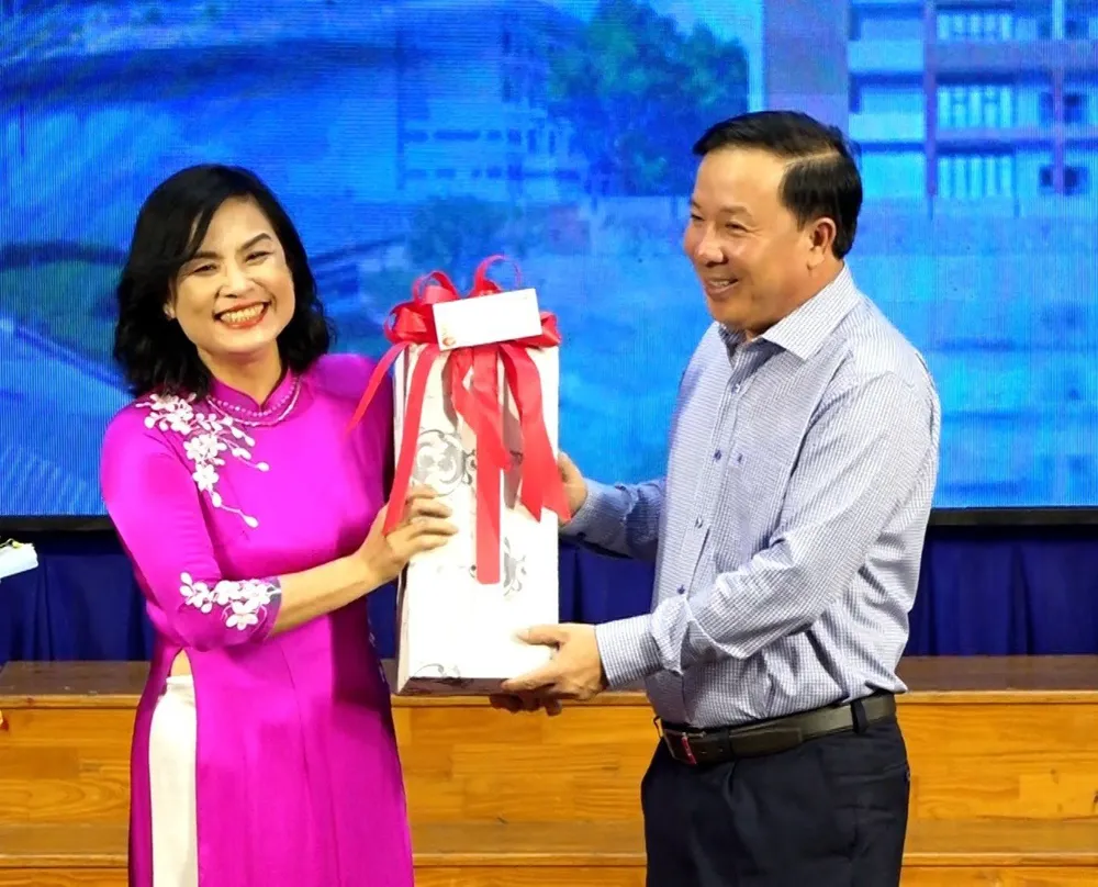 PGS-TS Ngô Thị Phương Lan tặng quà đại diện đoàn lãnh đạo tỉnh Long An. Ảnh: MS PGS-TS Ngô Thị Phương Lan tặng quà đại diện đoàn lãnh đạo tỉnh Long An. Ảnh: MS