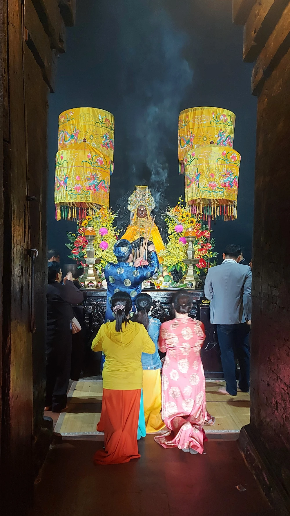 Ban thờ Thiên Y Thánh Mẫu trong tháp chính - Ảnh: Chế Diễm Trâm