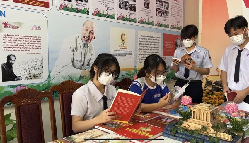 Các em học sinh trường THPT Phú Nhuận tại khu vực trưng bày không gian văn hóa Hồ Chí Minh. Ảnh: NY