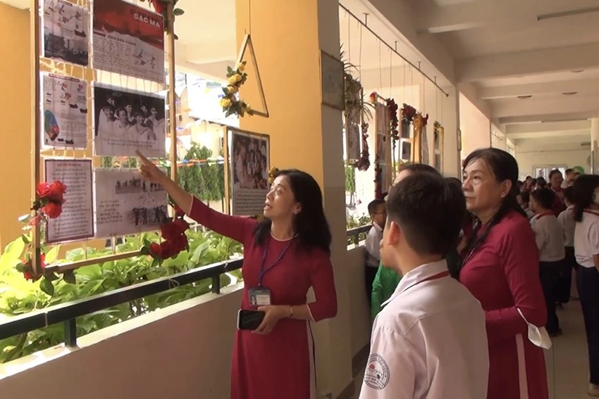 Cô trò trường tiểu học Cao Bá Quát tìm hiểu về cuộc đời của Bác Hồ tại không gian văn hóa Hồ Chí Minh. Ảnh: NY