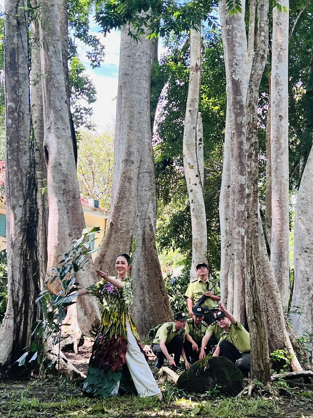 Nghệ sĩ múa Linh Nga mở màn cho phần trình diễn cùng các nhân viên kiểm lâm của vườn.