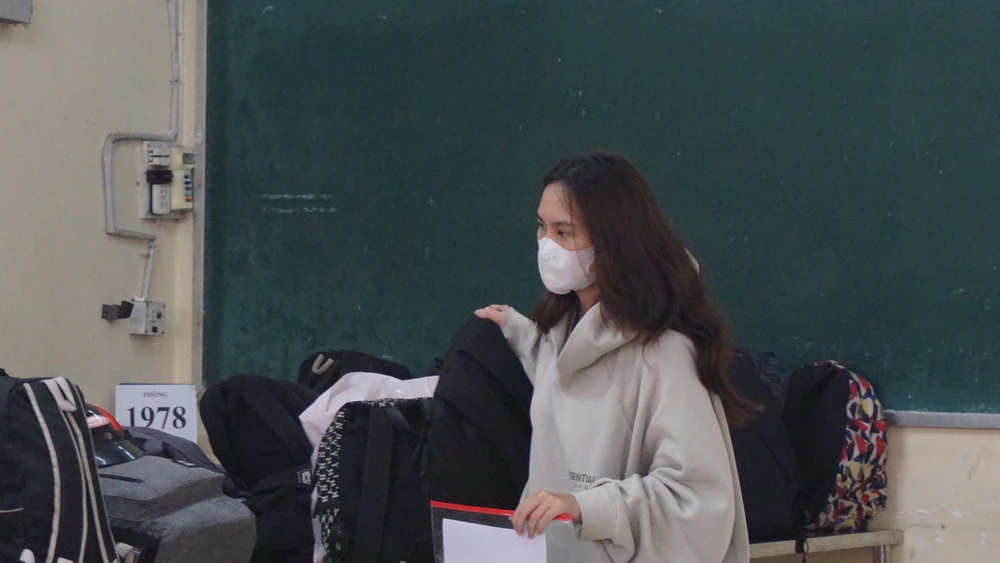 Hai phòng giữ đồ chật kín đồ đạc của thí sinh. Ảnh: Nguyễn Quyên