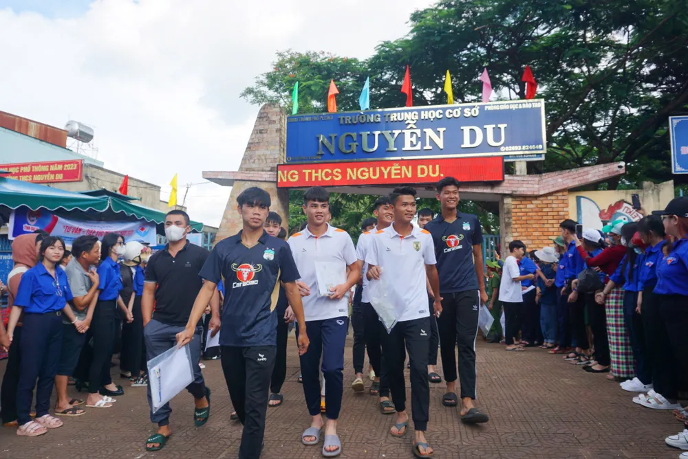 Nhóm cầu thủ trẻ CLB Hoàng ANh Gia Lai phấn khởi sau bài thi môn tổ hợp. Ảnh: Lê Kiến