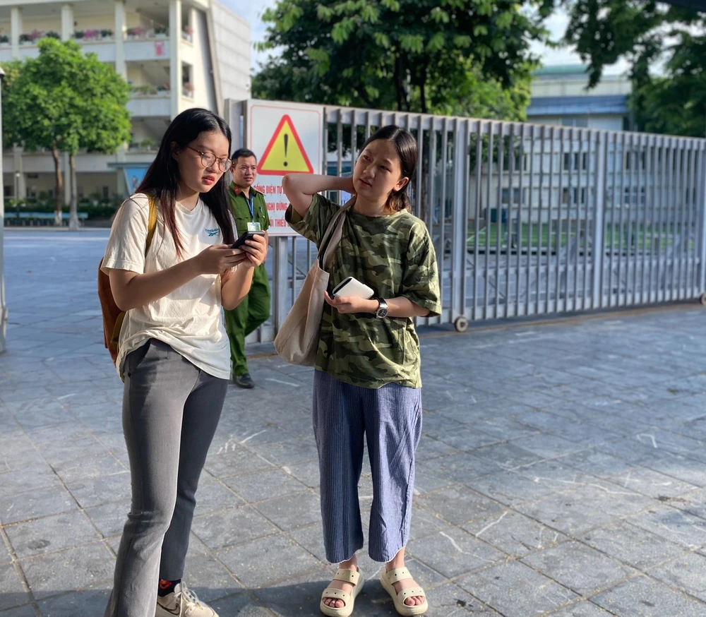 Các thí sinh chờ sẵn đợi phụ huynh mang Atlat tới. Ảnh: MINH TRÚC