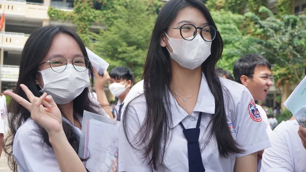 Lê Thị Kim Phụng (trái) lại cho rằng môn Sử khó nhất đối với em. Ảnh: Nguyễn Quyên