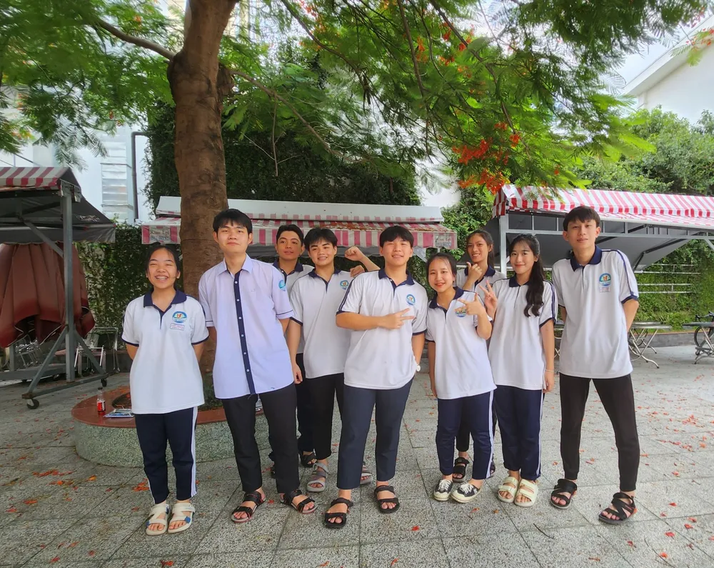 Các e học sinh Trường THCS-THPT Việt Thanh tươi cười rạng rỡ trước giờ thi ngoại nngữ Ảnh: Nguyễn Quyên