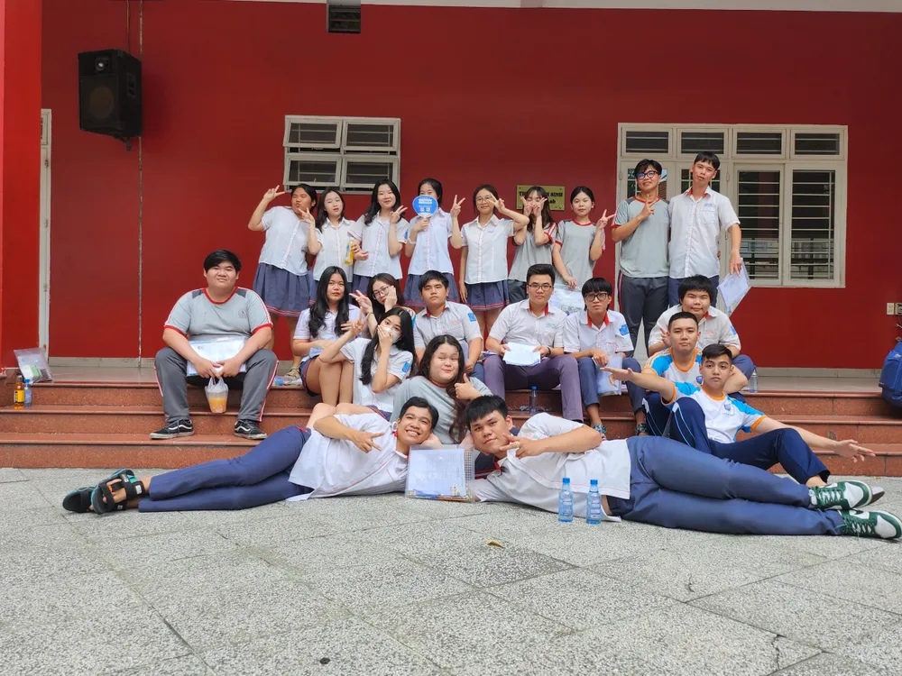 Học sinh Trường Tiểu học -THCS-THPT Thanh Bình tạo dáng chụp ảnh trước giờ thi. Ảnh; NGUYỄN QUYÊN