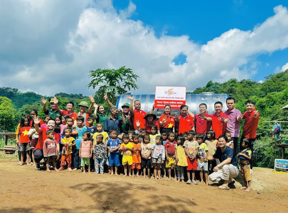 Câu lạc bộ thiện nguyện Bắc Trung Nam kết nối các nhà hảo tâm, doanh nghiệp mang nguồn nước mát, thắp sáng đường vùng biên Thượng Trạch. Ảnh: P. ĐIỀN Câu lạc bộ thiện nguyện Bắc Trung Nam kết nối các nhà hảo tâm, doanh nghiệp mang nguồn nước mát, thắp sáng đường vùng biên Thượng Trạch. Ảnh: P. ĐIỀN