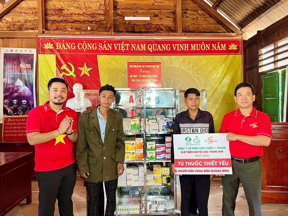 Trao tặng tủ thuốc thiết yếu cho người dân Trao tặng tủ thuốc thiết yếu cho người dân