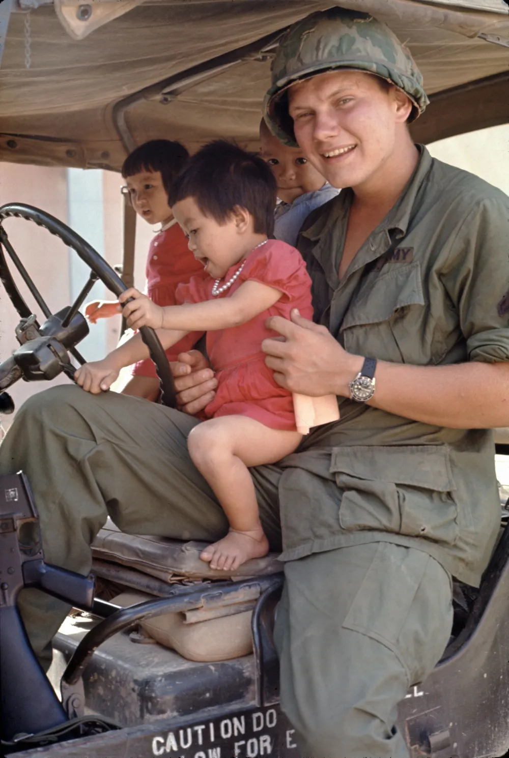 Ronald Haeberle tại chiến trường Quảng Ngãi năm 1967. Ảnh: NVCC