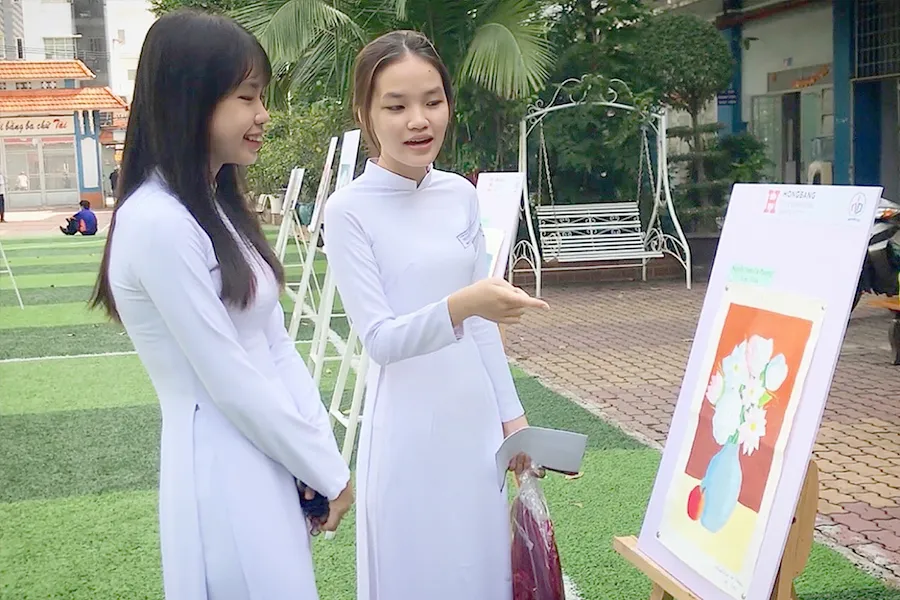 Trường THPT Nguyễn Du, quận 10 triển lãm các tác phẩm của học sinh lớp 10 được học môn mỹ thuật theo chương trình giáo dục phổ thông 2018. Ảnh: TÚ NGÂN