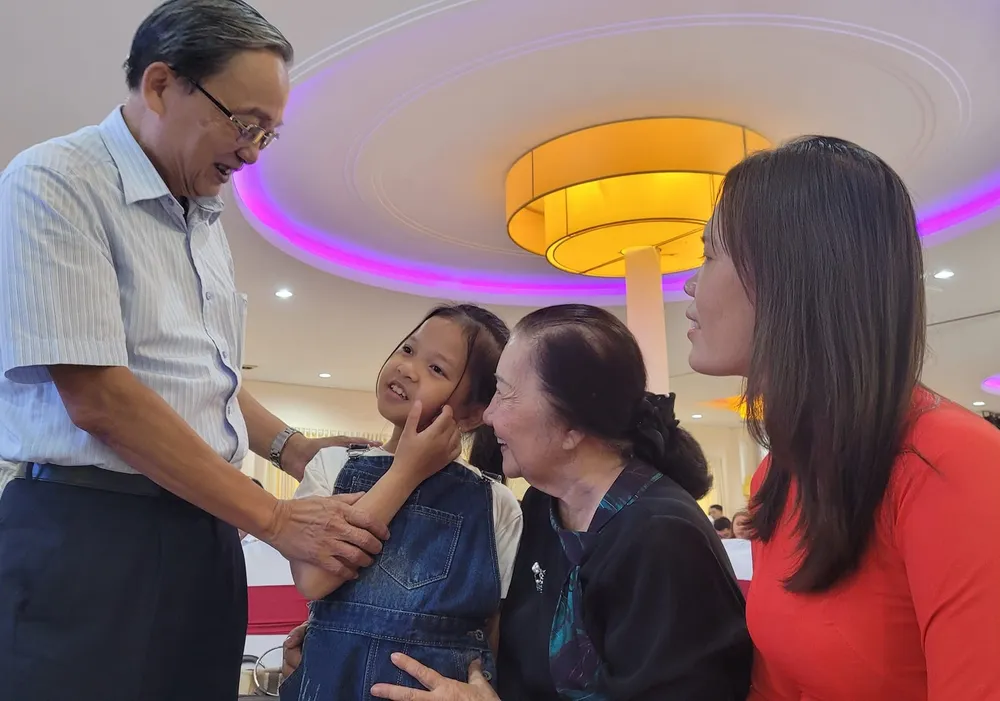 Trung tướng Phan Văn Dĩ thăm hỏi mẹ con chị Trần Thị Thủy (thứ 2 và 4, từ trái qua), con gái của anh hùng liệt sĩ Trần Văn Phương, người đã cùng 63 đồng đội hy sinh trong trận chiến Gạc Ma. Ảnh: Thanh Trang