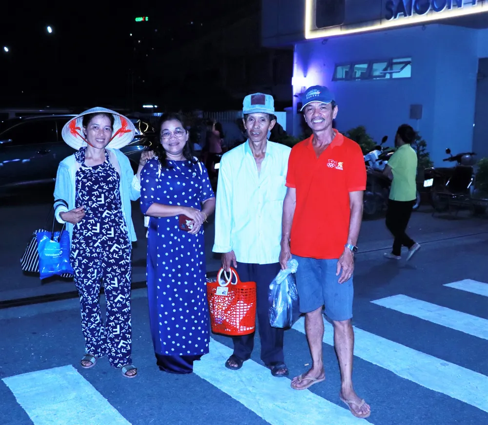 Sau buổi tổng duyệt chương trình, họ lại tất tả rời thành phố về lại Cái Bè, chuẩn bị cho một ngày làm việc mới. Trong ảnh: Du khách chụp ảnh lưu niệm cùng chị Thúy Hằng và các thành viên trong đội chèo ghe. Ảnh: Văn Hà