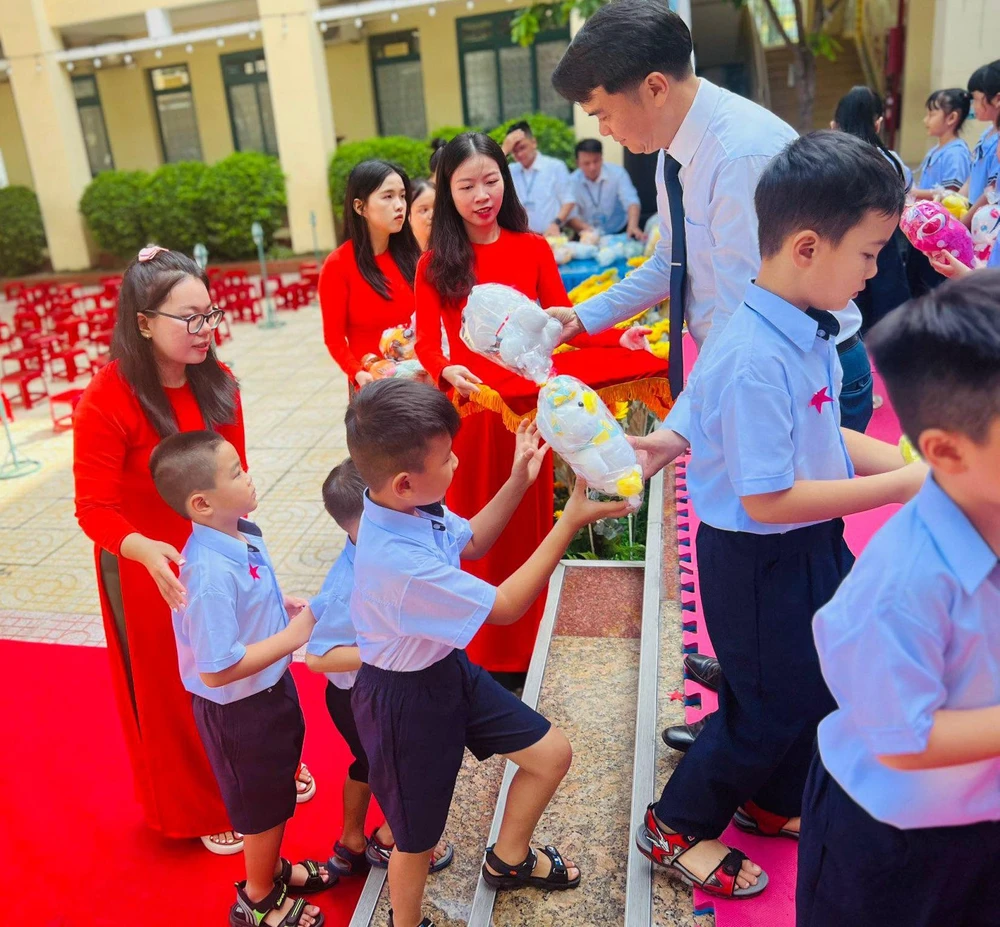 Học sinh lớp 1 trường tiểu học Võ Thị Sáu được xem diễn xiếc, được tặng quà trong ngày tự trường