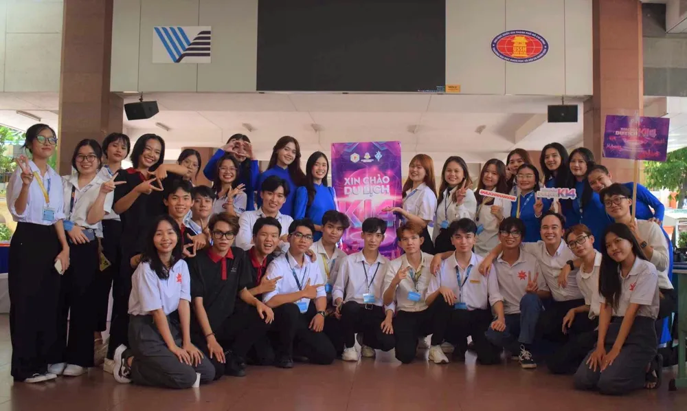 Không khí sôi động đón tân sinh viên tại trường ĐH KHXH&amp;NV (ĐHQG TP.HCM). Ảnh: Nguyễn Lịch