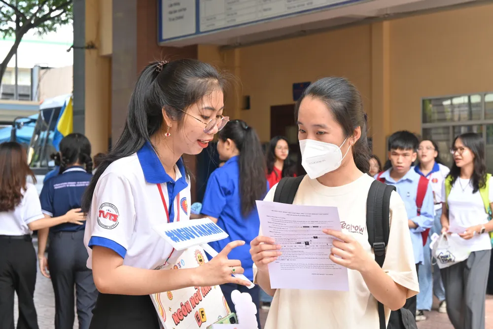 Tình nguyện viên hướng dẫn tân sinh viên hệ chất lượng cao làm thủ tục nhập học tại trường ĐH KHXH&amp;NV (ĐHQG TP.HCM). Ảnh: NTCC