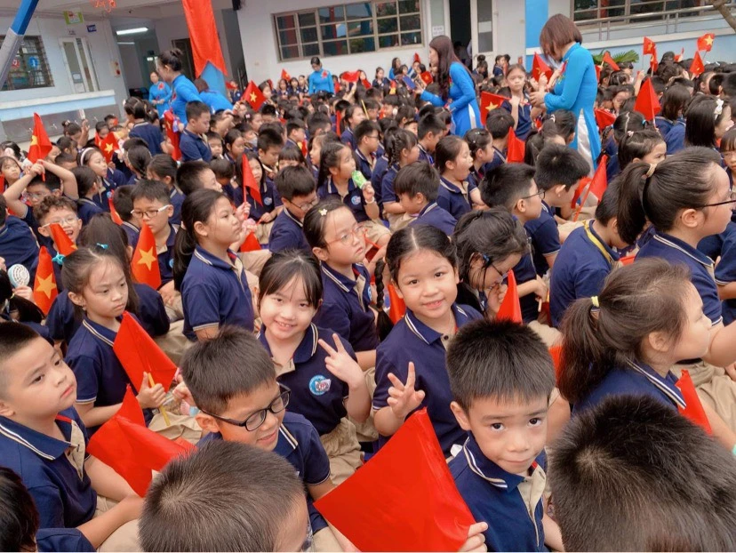 Học sinh trường tiểu học dân lập Đoàn Thị Điểm (Nam Từ Liêm-Hà Nội) vui mừng chào đón năm học mới. Năm nay trường Tiểu học Đoàn Thị Điểm tuyển sinh toàn trường 3698 học sinh, với cơ sở 1 là 2861 học sinh, cơ sở 2 là 837 học sinh. Trong đó có 34 em học sinh là người dân tộc, 4 em học sinh thuộc diện đi học muộn. Ảnh: MINH TRÚC