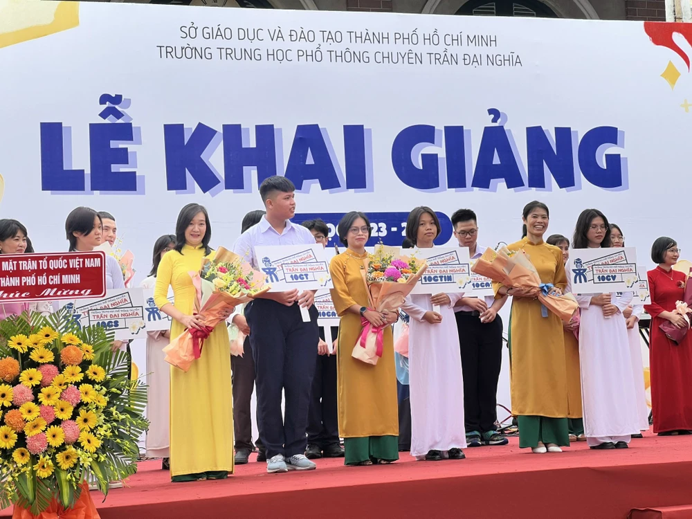 Nghi thức chào đón học sinh lớp 10