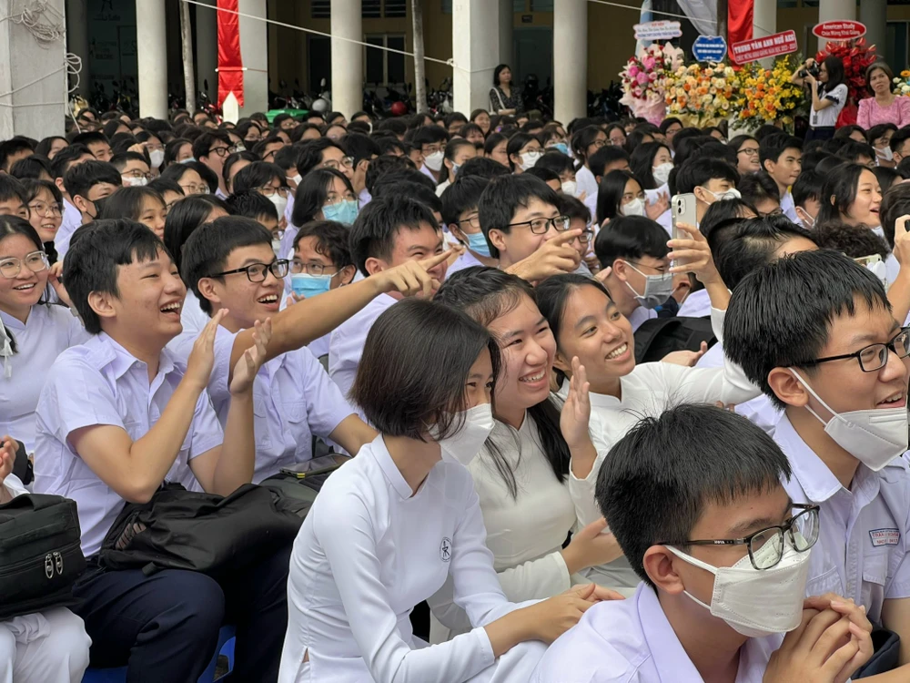 Niềm vui của học sinh trường THPT chuyên Trần Đại Nghĩa trong ngày khai trường. Ảnh: Quốc Hương