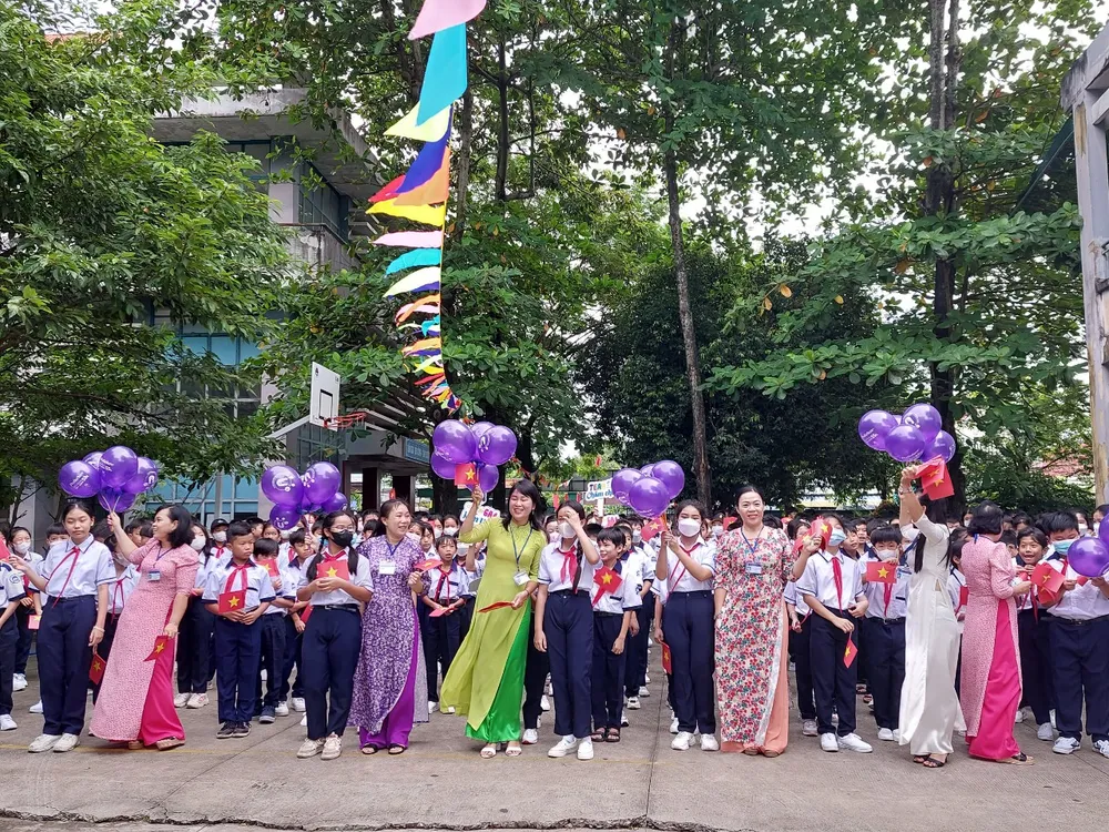 Cô trò trường THCS Tân Tiến, huyện Củ Chi trong ngày khai giảng.