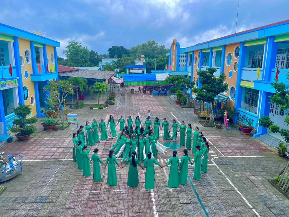 Các cô giáo trường mẫu giáo Sao Mai xếp hình chụp ảnh kỷ niệm sau lễ khai giảng. Cô Huỳnh Kim Trung, Hiệu trưởng nhà trường cho biết, trường có 3 cơ sở với 18 lớp, 532 học sinh. Sau lễ khai giảng, các con ra về, nhà trường chuẩn bị công tác tổ chức. Việc học bán trú sẽ bắt đầu thực hiện từ ngày 6-9. Ảnh: NTCC