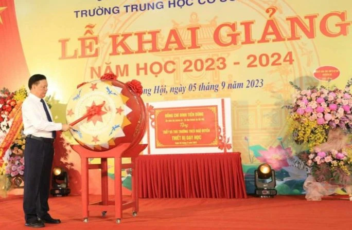 Bí thư Thành uỷ Hà Nội Đinh Tiến Dũng đánh trống khai giảng năm học 2023-2024 tại trường THCS Ngô Quyền (huyện Đông Anh, Hà Nội). (Ảnh: CTV)