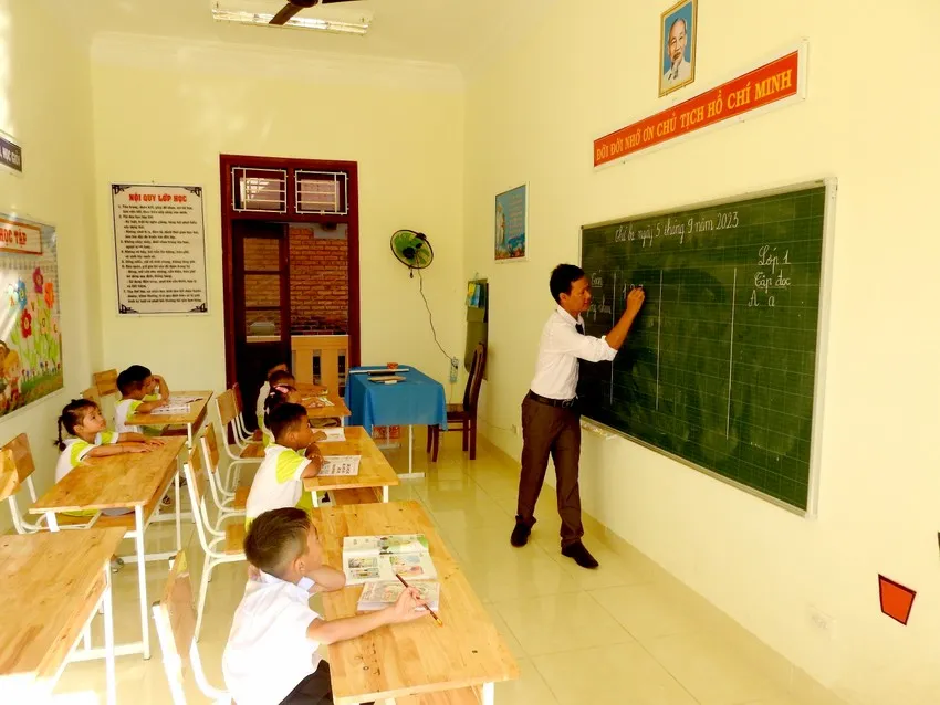 Buổi học đầu tiên của năm học mới của thầy và trò trường Tiểu học Đá Tây. Ảnh: TIẾN ĐIỆP