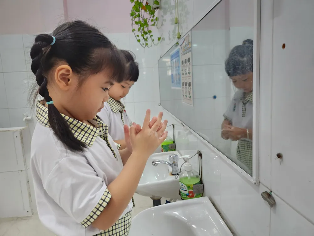 Các bé Trường Mầm non Hạnh Thông Tây, quận Gò Vấp rửa tay sạch sẽ sau giờ chơi. Ảnh: Nguyễn Quyên